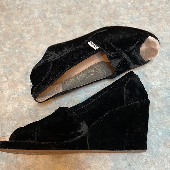 Toms black velvet wedge shoes (sz 8) - Picture 2 of 11